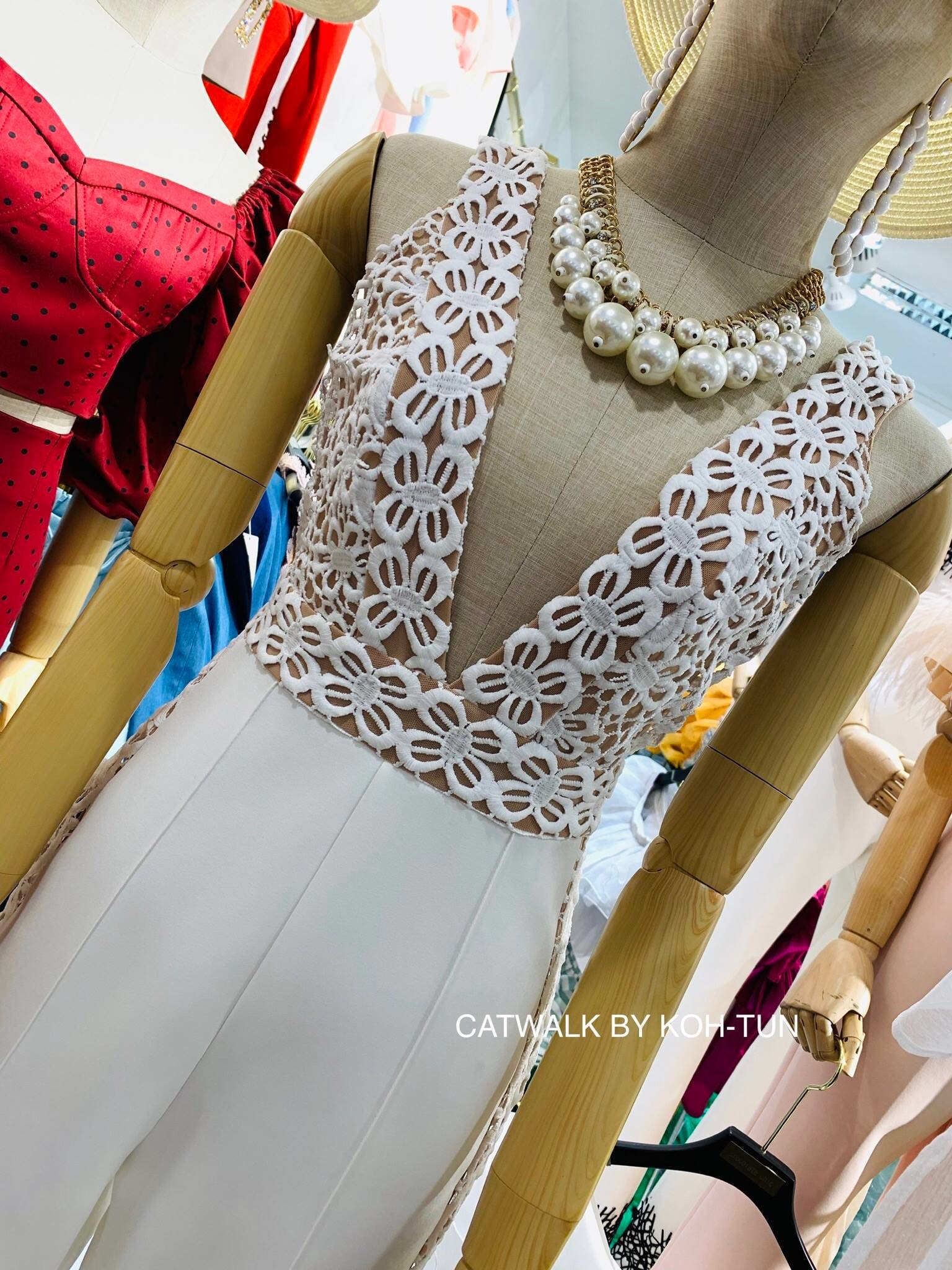 จั๊มสูทแฟชั่น จั้มสูทแต่งลูกไม้คอวี เนื้อผ้าเกรดเอเป็นทรงสวย ใช้ผ้าลูกไม้ทอลายสวย