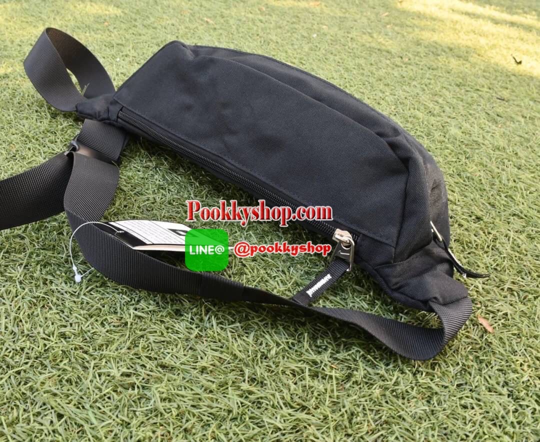 NIKIE TECH HIP PACK กระเป๋าขนาดพอเหมาะ คาดเอว สะพายข้าง เปิดปิดด้วยซิป 3 ช่อง (2 ช่องใหญ่ 1 ช่องเล็ก) วัสดุNylon น้ำหนักเบา โลโก้ด้านหน้า Nike เด่นชัด ภายในมีช่องใหญ่บนสุด มีช่องซิปเล็ดตาข่ายอีก 1 ช่อง จุของได้เยอะ สายคาดปรับได้ฟรีไซด์ สามารถใส่ไปเที่ยวแบ