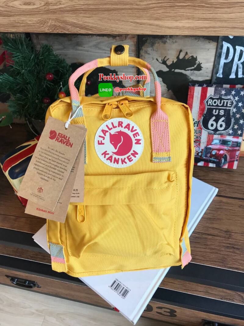 Kanken backpack รุ่น mini แบรนด์ดังจากสวีเดนที่นิยมกันมากในหมู่วัยรุ่น กระเป๋าเป้ที่มีน้ำหนักเบา แต่มีความทนทาน และช่องว่างต่างๆมากขึ้น มีซิปหน้าสำหรับใส่ของกระจุกกระจิก และหูหิ้วทั้งด้านหน้าและด้านหลัง สำหรับการหิ้วถือได้สะดวก ใส่มินิไอแพค กระเป๋าสตางค์ย