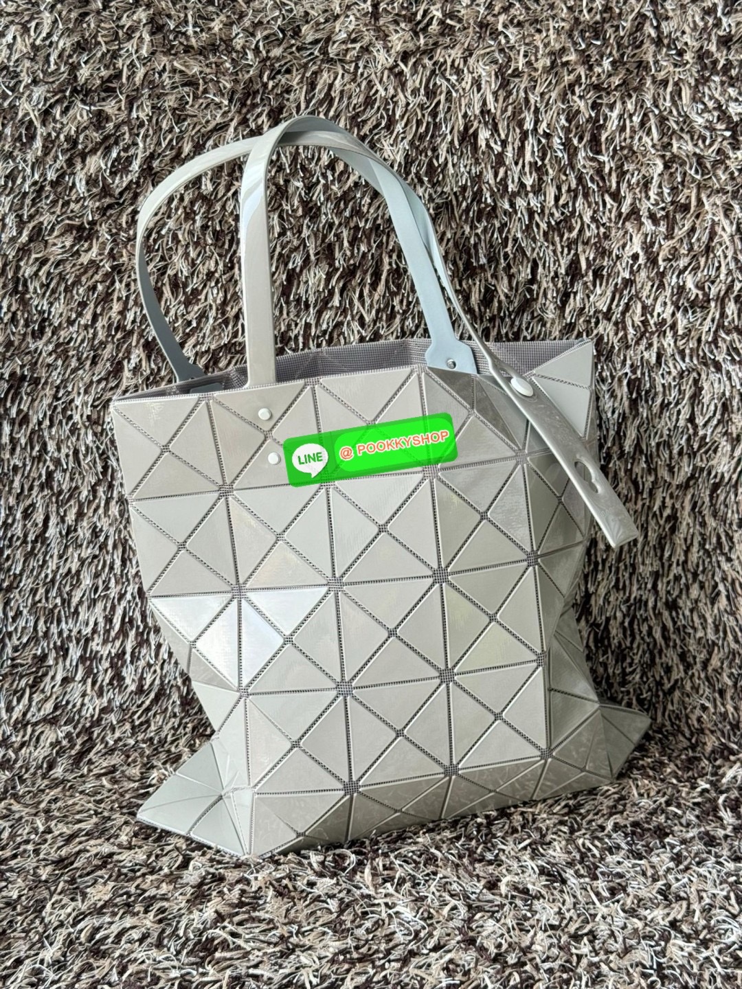 Baobao Issey Miyake 6x6 กระเป๋า Tote รุ่นนี้ถือว่าเป็นกระเป๋า Tote ไซส์กลางที่เหมาะกับการพกพาสิ่งของที่จำเป็นในทุก ๆ วัน มาพร้อมสายที่สามารถปรับได้ทั้งสองสาย และมีช่องใส่ของช่องเล็กด้านใน 1 ช่อง จุของได้เยอะแถมยังทนทาน ใช้เป็น Everyday Bag ได้เลยคะ พกพาสะ