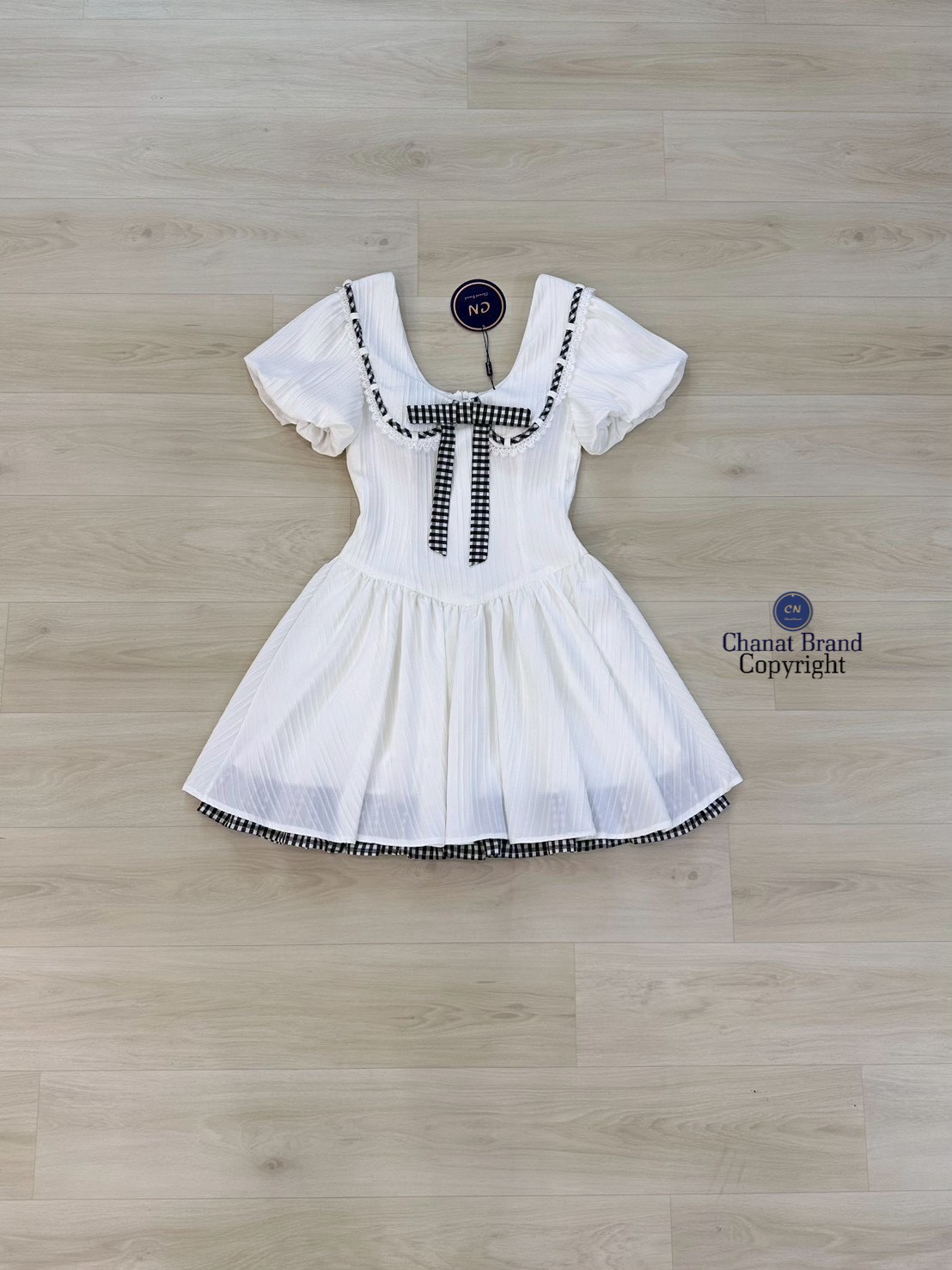 เดรสแฟชั่น มินิเดรสแขนตุ๊กตาสีขาว คอปกใหญ่ ดีเทลแต่งคอเปิดกว้าง