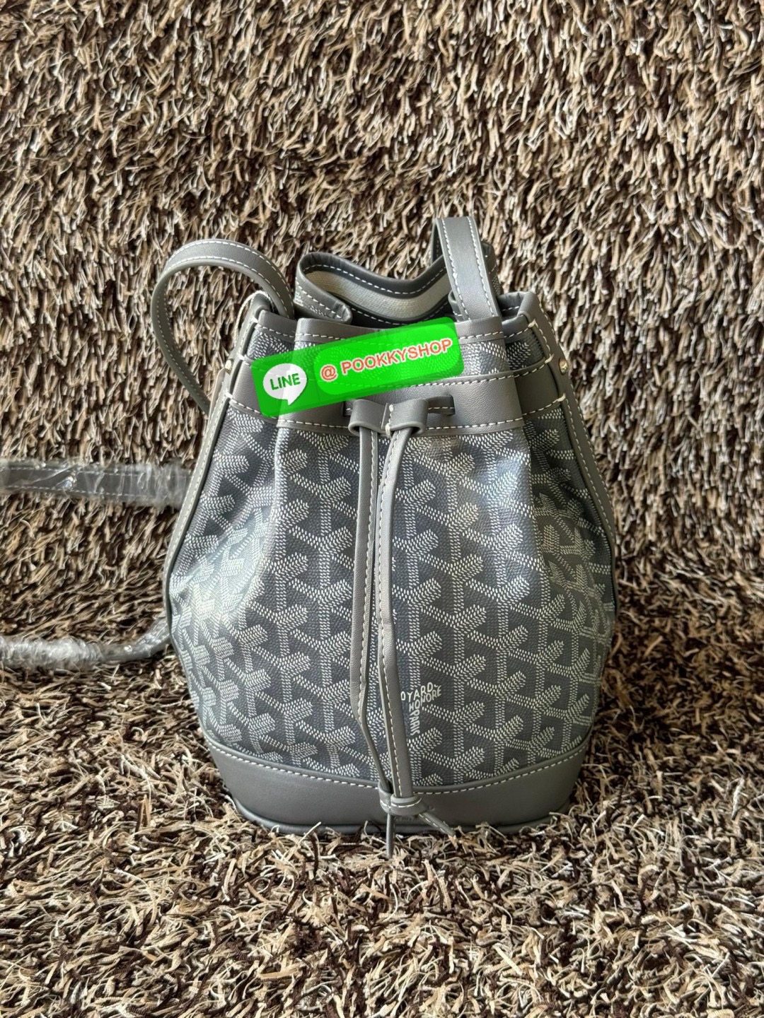 GOYARD PETIT FLOT BUCKET BAG กระเป๋าทรงถังรุ่น Petit Flot เป็น re-issue ของรุ่นดั้งเดิม ด้วยรูปทรงที่ถูกออกแบบมาอย่างสวยงาม ลงตัว เข้ากับทุกการแต่งตัว รวมถึงทันกระแสแฟชั่นทุกยุคทุกสมัย ภายในกว้างจึงสามารถบรรจุสิ่งของได้เยอะจุใจและเก็บของต่าง ๆ ได้อย่างปลอ