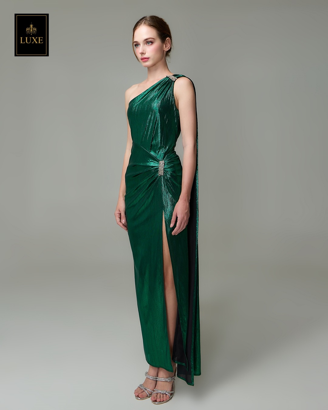 เดรสแฟชั่น แม็กซี่เดรสเสื้อไหล่เดียวทรงเข้ารูป มีผ้าเครปด้านหลัง กระโปรงทรงสอบผ่าหน้าขา