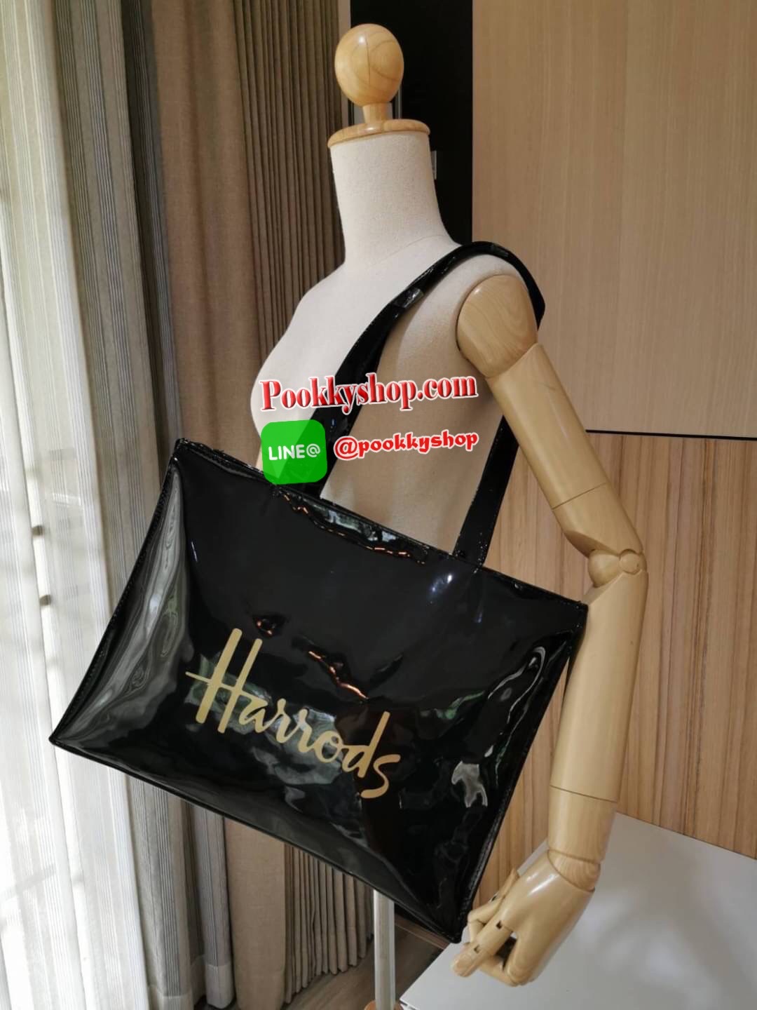 Restock พร้อมส่งแล้วค่ะ! Harrods London Top-handle Shopping Bag Large กระเป๋า Shopping Bag (Size L) แบรนด์ดังจากอังกฤษไอเท็มยอดนิยม PVC+Polyester 100% ของแท้ใบใหญ่ เนื้อหนาอยู่ทรง กันน้ำ แข็งแรง น้ำหนักเบา เปิดปิดด้วยซิปสะดวกใช้หัวซิปปั้มโลโก้แบรนด์อะไหล่