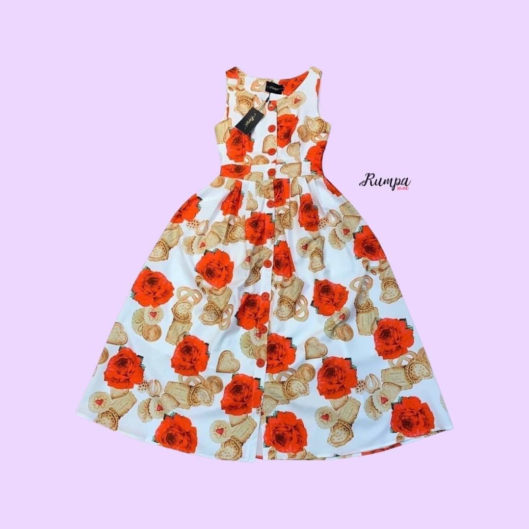 Maxi Dress แม็กซี่เดรสแขนกุดแสนสวย กรี๊ดมากคุณขาสวยสะพรึงอะไรเบอร์นี้ ตัวเดรสมาในผ้าลายกุหลาบสีสวยทั่วทั้งตัวชุด แต่งกระดุมผ่าหน้า เข้ารูปพอดีตัวใส่เก๋มาก โทนสีสวยน่ารักสุดๆ ทุกจุดพิมพ์ลายมาให้อย่างดี ช่วงกระโปรงใส่ออกมาบานแน่นอน รีบตำให้ไวจ๊ะแม่ รับรองใส