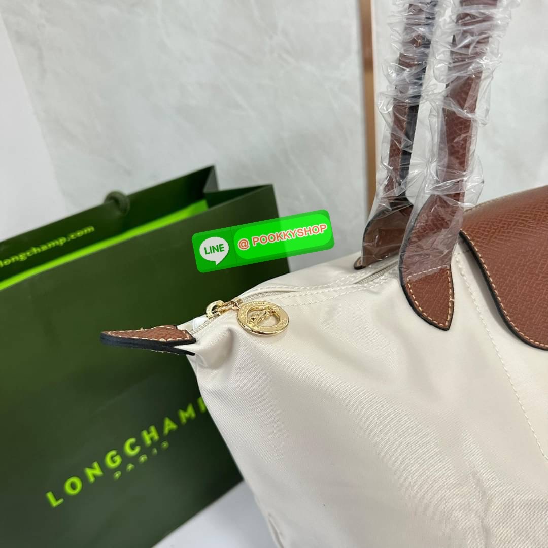 LONHGCHAMP LE PLIAGE ORIGINAL L TOTE BAG 🔖กระเป๋าสะพายไหล่ Le pliage ใบใหญ่ เรียบง่ายจุของได้เยอะ สามารถเก็บเอกสารหรือแล็ปท็อปได้คะ 🔖วัสดุ:ไนลอนเคลือบ 🔖เปิด-ปิดด้วยซิป ภายในกว้าง มีช่องลับแยกคะ 🔖สามารถพับเก็บได้พกพาสะดวกคะ