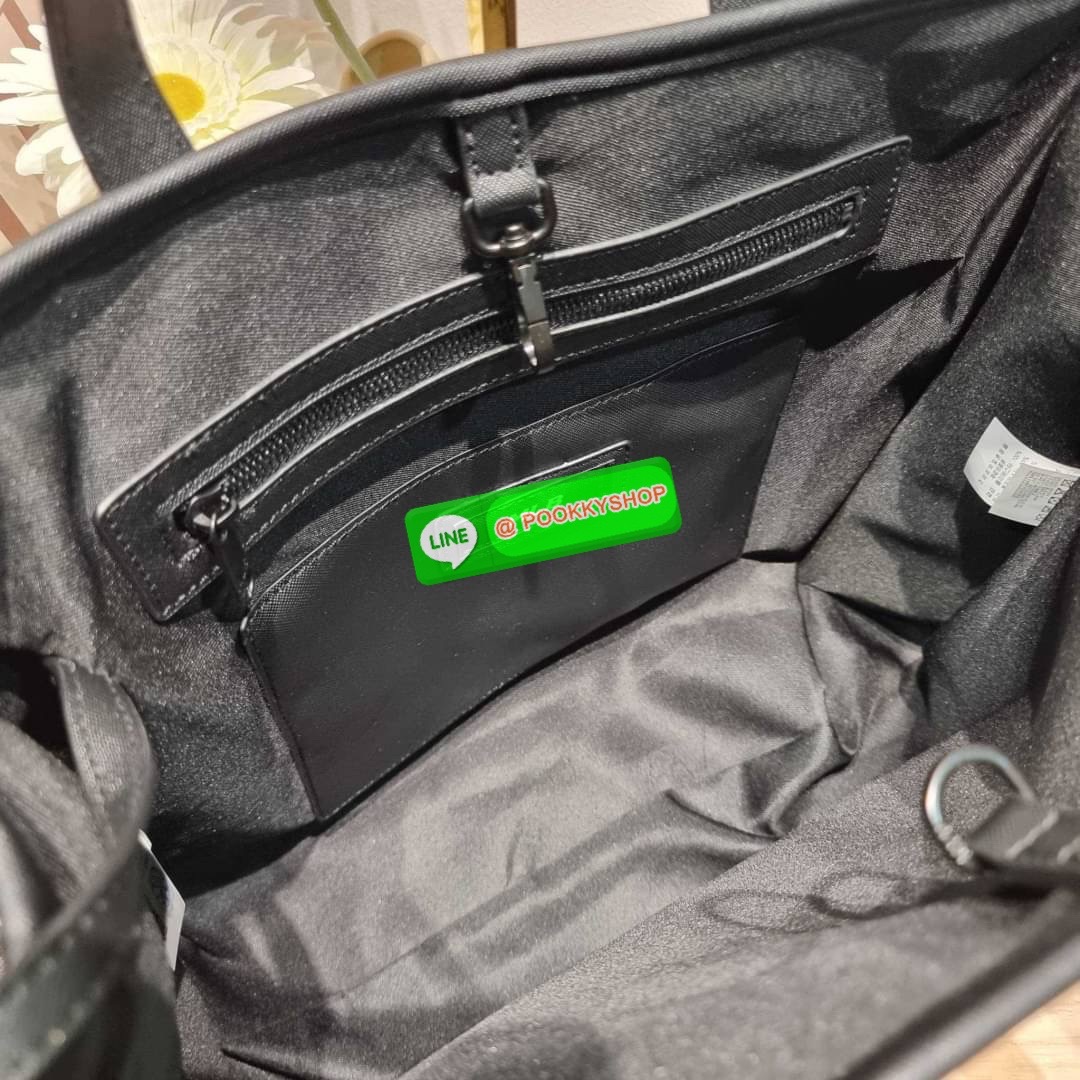 MLB MONOGRAM TOTE BAG กระเป๋าทรงโท้ท ใบใหญ่จุคุ้ม ที่มีกิมมิคไม่เหมือนใคร ด้วยดีไซน์ลวดลายโมโนแกรมเอกลักษณ์ ปั๊มลงบนผ้าแคนวาสและหนัง pu คุณภาพดี สวยคม ปากกระเป๋ามีอะไหล่เกี่ยวกันของหล่นได้ มาพร้อมสายสะพายในตัว ภายในโล่งกว้างมาก ใส่ของสำคัญได้แบบไร้กังวล ห