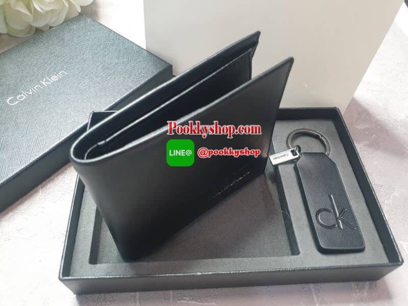 Calvin Klein Short Wallet with Key Set กระเป๋าสตางค์ใบสั้น Set สุดคุ้ม ซื้อ 1 ได้ถึง 2 : กระเป๋าสตางค์+พวงกุญแจ กระเป๋าสตางค์ใบสั้นแบบพับหนังวัวแท้ มาพร้อมพวงกุญแจ กระเป๋ามีน้ำหนักเบา ประดับโลโก้ด้านหน้ามุมขวาล่างปั้มนูน ภายในมีช่องใส่บัตร ใส่ธนบัตร ใส่เห