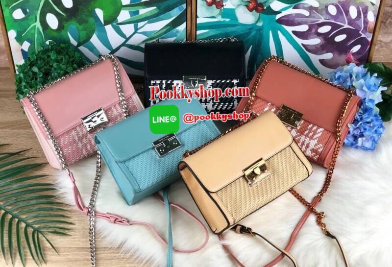 New arrival!! CHARLES & KEITH WOVEN DETAIL CLUTCH กระเป๋าสะพายอยู่ทรง ด้านหน้าเล่นดีเทลแต่งลายสายน่ารักมากๆ ด้านหลังมีช่องใส่บัตรได้ เปิดปิดด้วยตัวกดล็อก ด้านในจุของได้เยอะทีเดียวค่ะ ใส่ iPhone plus/ กระเป๋าเงินใบกลางได้สบายๆ สายสะพายยาวปรับได้ 5 ระดับเลย