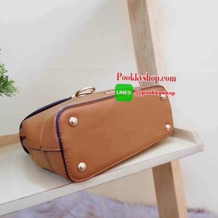 Lyn กระเป๋าหิ้วมาพร้อมสายสะพาย ขนาดกลางๆไม่เล็กไม่ใหญ่ ดีไซน์สวยน่ารัก ด้านในมีป้ายโลหะปั๊มแบรนด์ ใต้กระเป๋ามีหมุดรองทั้ง 4 มุม รูปทรงสวยเก๋ขนาดนี้ ไม่มีไม่ได้นะคะ