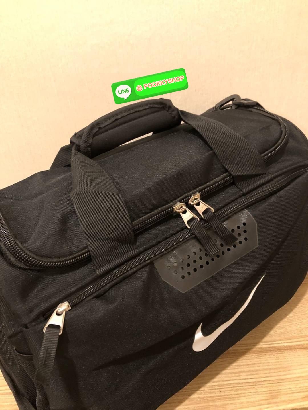 NIKE GYM BAG กระเป๋ายิมและกระเป๋าเดินทางสารพัดช่องที่มีพื้นที่ให้คุณเก็บของมากมาย ไม่ว่าจะช่องซิปคู่หลักที่กว้างใหญ่ สำหรับใส่เสื้อผ้าเดินทางได้หลายชุด ปลอดภัย ช่องรองเท้าแยก และช่องใส่ของด้านในสำหรับเก็บของมีค่า สายคล้องไหล่คู่และสายสะพายไหล่ถอดเก็บได้สา