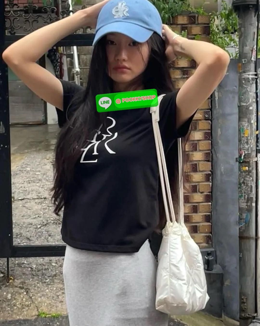 CARLYN TWEE MINI BAG #ไม่มินิตามชื่อจ้าา😘 💌พร้อมส่ง!สวยฉ่ำๆทุกสี ไม่มีไม่ได้แล้วจ้าา📌 ✔️กระเป๋าวัสดุไนล่อนอย่างดี นิ่มฟู ปักลายแบรนด์อันเป็นสัญลักษณ์ของรุ่นทั้งใบสวยงามค่ะ