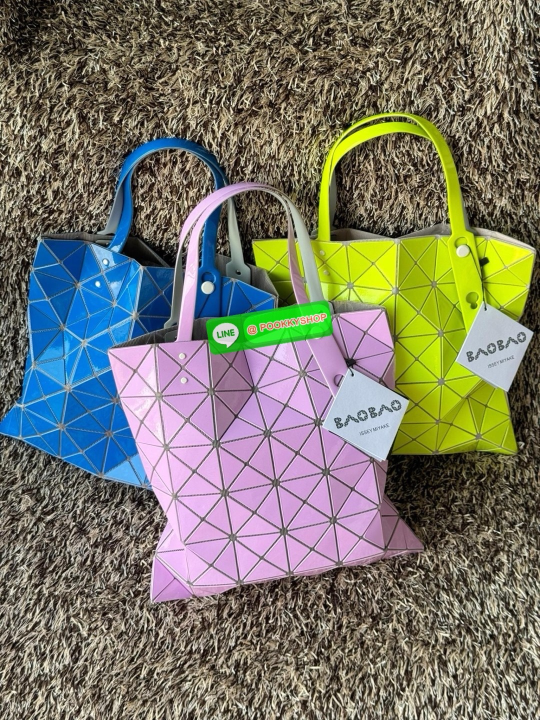 Baobao Issey Miyake 6x6 กระเป๋า Tote รุ่นนี้ถือว่าเป็นกระเป๋า Tote ไซส์กลางที่เหมาะกับการพกพาสิ่งของที่จำเป็นในทุก ๆ วัน มาพร้อมสายที่สามารถปรับได้ทั้งสองสาย และมีช่องใส่ของช่องเล็กด้านใน 1 ช่อง จุของได้เยอะแถมยังทนทาน ใช้เป็น Everyday Bag ได้เลยคะ พกพาสะ