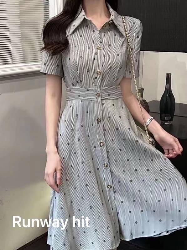 ใหม่ล่าสุด collection Chanel 2022 dress ทรงสวยผ้า jacquard ลายเส้น ปักลายlogo cc และดอก คามืเลียตามแบบฉบับ Chanel กระดุมปั๊ม เป๊ะทุกจุด ผ้าทิ้งตัวมีน้ำหนัก cutting เนี้ยบ งาน high end ห้ามพลาด