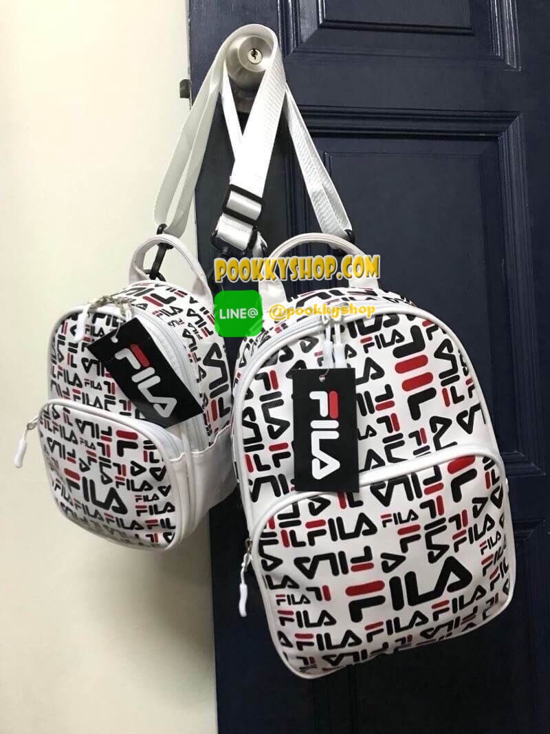Fila mini Backpack กระเป๋าเป้สะพายหนัง ขนาดมินิ ที่สามารถเป็นได้ทั้งทรงถือ / สะพายเป็นเป้หรือไหล่และคาดอกได้ สี่สไตล์ สกรีนโลโก้แบรนด์ครึ่งใบ ด้านหน้ามีซิปใส่ของจุกจิกได้ ช่องใหญ่เปิดปิดด้วยซิปคู่ ภายในมีช่องเล็กอีก1ช่อง มาพร้อมสายสะพาย2เส้นปรับได้ฟรีไซส์