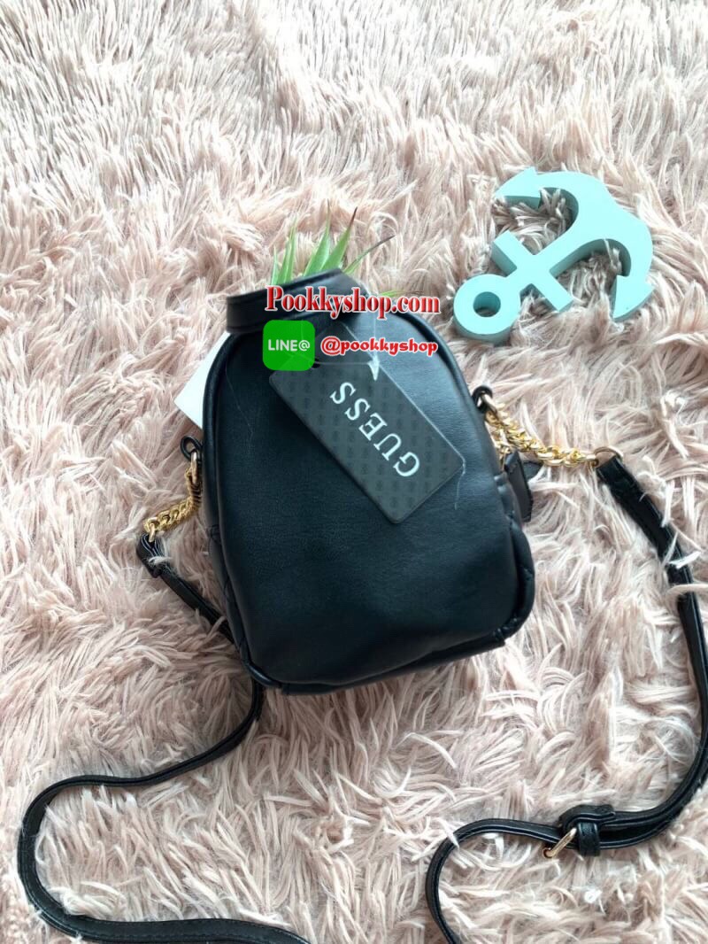 GUESS Factory Women's Evan Mini Crossbody กระเป๋าสะพายใบเล็กสุดน่ารักจาก guess มาแล้วค่า ไอเท็มสุดน่ารัก วัสดุทำจาก pu สกรีนลายสุดน่ารัก ด้านหน้ามีโลโก้ มีพวงกุญแจสวยเก๋ สายสะพายมีสายโซ่สลับหนังปรับได้ 5 ระดับ ด้านบนมีหูหิ้วจับถนัดมือ กระเป๋ามี 1 ช่อ