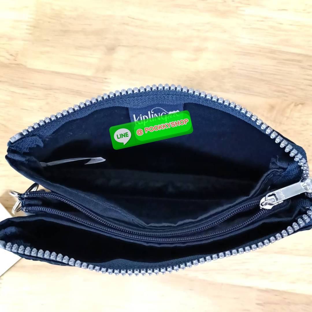 Kipling Creativity Large Pouch วัสดุ Nylon 100% กระเป๋าคล้องมือขนาดพอเหมาะ 7.25 นิ้ว พกพาสะดวก เปิด-ปิดด้วยซิปเดียวใช้งานง่าย ด้านในมีช่องกว้าง 2 ช่องและช่องซิปเล็กตรงกลางอีก 1ช่อง ใช้งานได้สะดวก สามารถใส่มือถือ 7.5 นิ้วได้ กุญแจรถ ธนบัตรได้ ล็อตนี้มาพร้อ