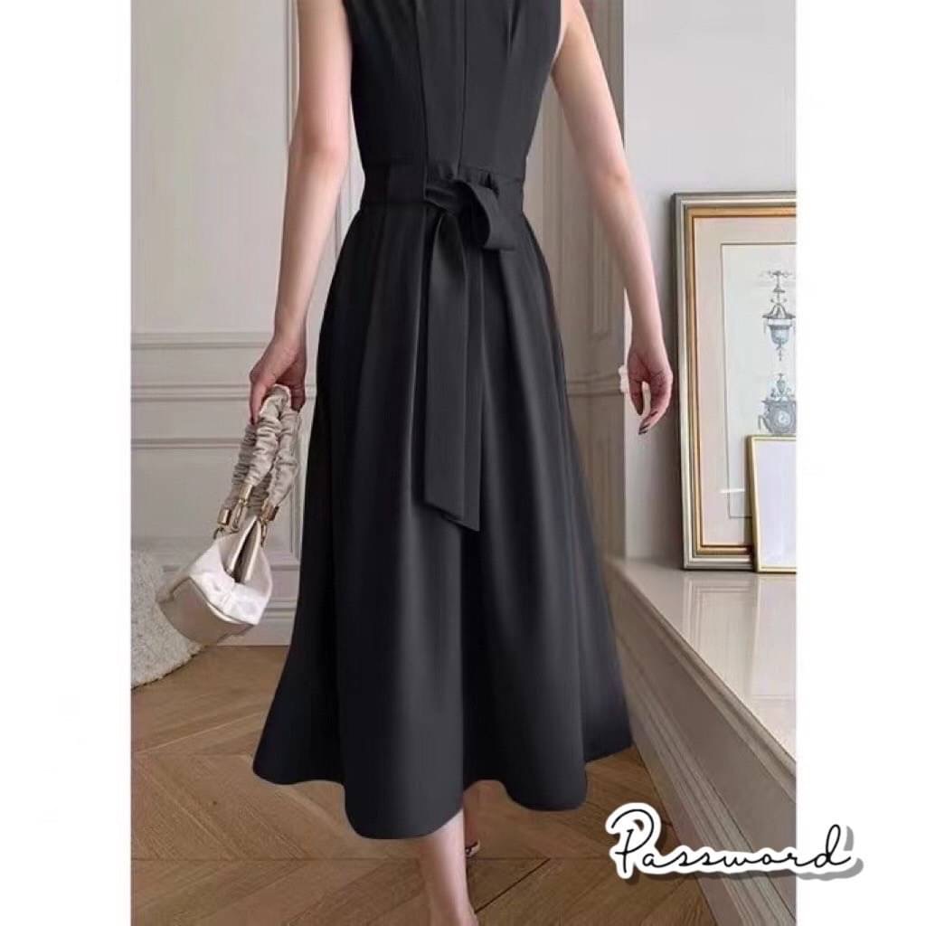 เดรสผ้าซาร่า ทรงสวยสะกดมาใหม่ค่า มีโบว์ผูกมาให้ด้วยน้า จะใส่ผูกซ้าย ขวา หน้า หลัง คือได้หมดค่ะ หรือใครสายชิล จะใส่ปล่อยๆ ก็ยังทรงสวยเน้อ เพราะ เราเย็บเอวให้เข้ารูป ใส่แล้วรับรองดูเป็นสาวเอวคอดแน่นอน แพทเทิร์นสวยปัง ใส่ไปทำงาน ไปดินเนอร์ ไปคาเฟ่ ได้ทุกลุคค