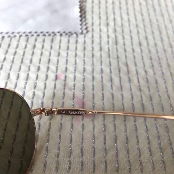 Calvin Klein CK2155S รุ่นนี้สวยมากๆรุ่นนี้พลาดไม่ได้ อุปกรณ์ครบ พร้อมกล่องผ้าเช็ดแว่น กันแดดกันยูวี 100%