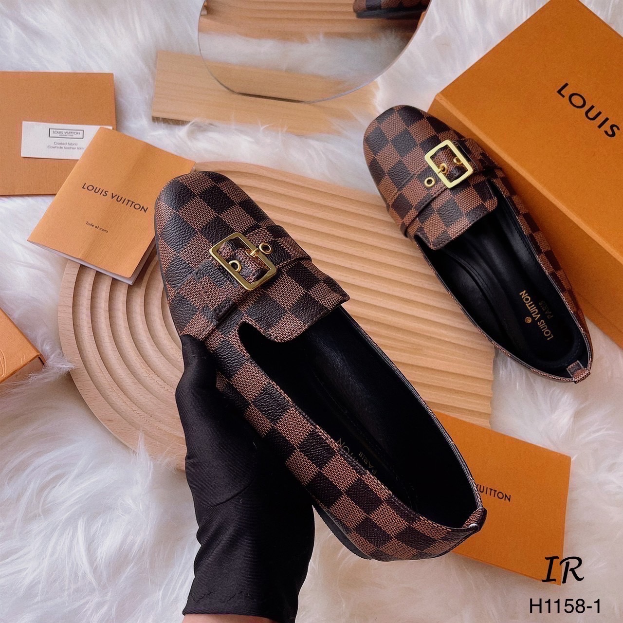 รีพีทแบบขายดี!!! พร้อมส่ง !!! LV คัทชูแต่งอะไหล่ หนังสวยมากกกก พื้นกันลื่น อย่างดี ปั้มแบรนด์งานดี มากค่ะ ถ้าเทียบ คุณภาพ ถือว่าเกินเบอร์เลยค่า