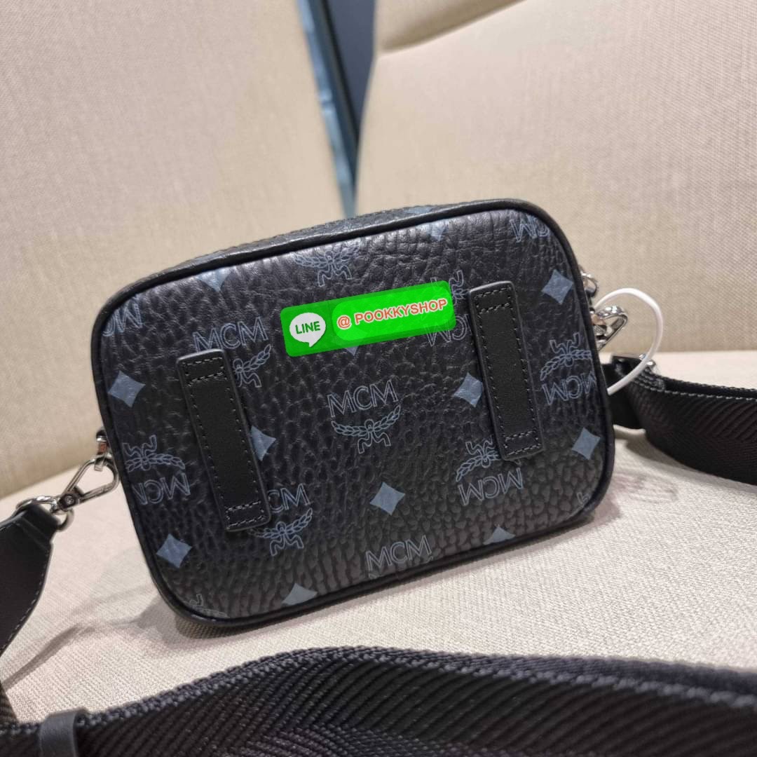 MCM X-MINI KLASSIK CROSSBODY BAG IN VISETOS รุ่นยูนิเซ็กส์มาแล้วจ้า!! ไซส์นี้ใช้ได้ทั้งหนุ่มๆสาวๆไปเลย กระเป๋าสะพายข้างทรงครอสบอดี้ ใบเล็กขนาดกะทัดรัด วัสดุหนังแคนวาสคุณภาพดี มีช่องหลัก 2 ช่อง ภายในมีช่องย่อยให้ 1 ช่อง มาพร้อมสายสะพายสปอร์ตที่ดีไซน์หรูไม่