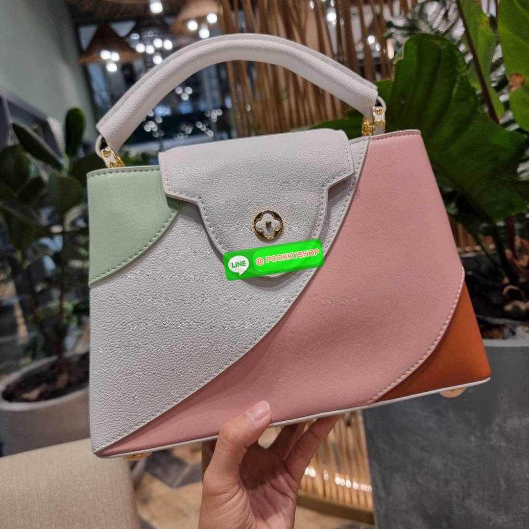 NEW IN!! LV capucines top handle วีไอพีพรีเมี่ยมกิ๊ฟจากเคาน์เตอร์ ที่สุดของความสวยในราคาเบาๆ กระเป๋าถือสุดหรู ดีไซน์ทรงคลาสสิค พร้อมลวดลายหรูหรา มาพร้อมหูจับในตัว ด้วยรูปทรงวินเทจและวัสดุหนังแท้ ขับผิว ทำให้ไอเท็มนี้สะกดทุกสายตาจริงๆ และยังมีลูกเล่นที่ฝาป