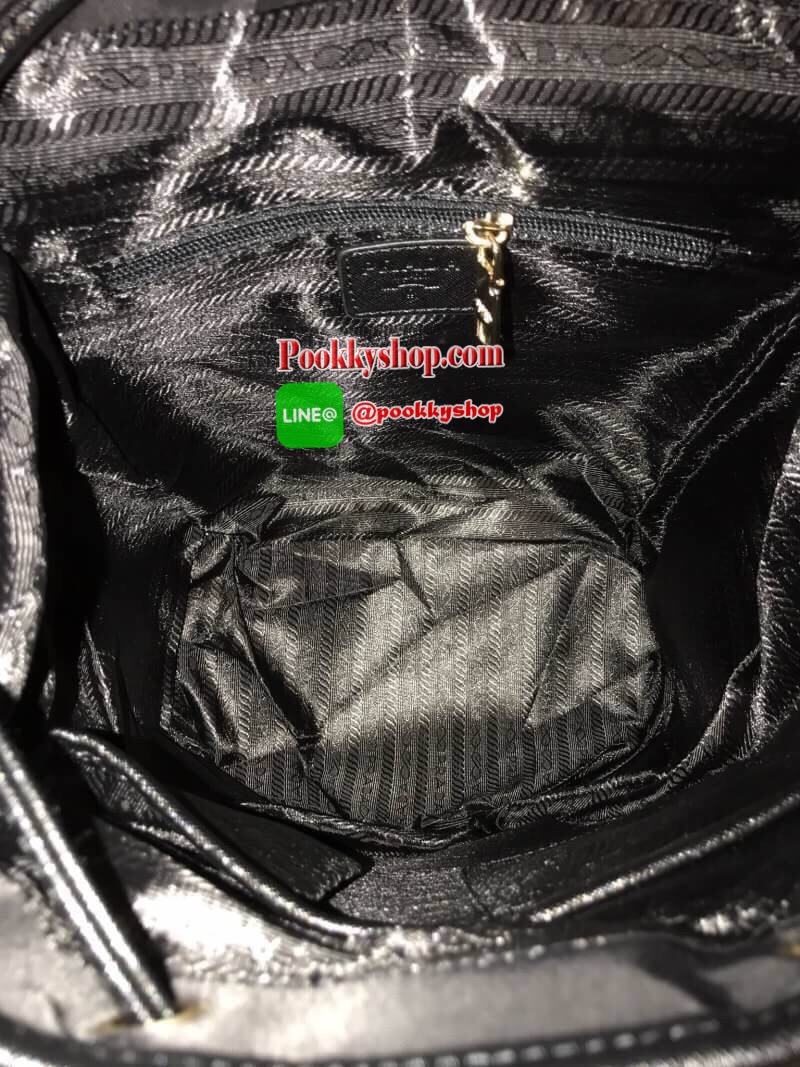 Don't Miss! Best Seller! PRADA DRAWSTRING BACKPACK กระเป๋าเป้ Gift With Purchase พรีเมี่ยมกิ้ฟจากเคาน์เตอร์ต่างประเทศรุ่น Limited edition วัสดุ Nylon เนื้อหนาคุณภาพดีตามแบบฉบับของแบรนด์ ขนาดใหญ่กำลังดี น้ำหนักเบา ด้านหน้ามีโลโก้แบรนด์อะไหล่ทองหรู มีช