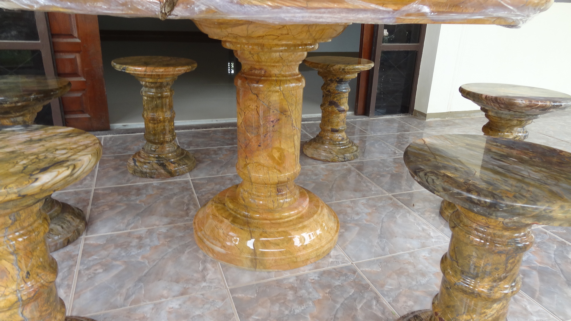 โต๊ะหินอ่อนสีเหลืองลายไม้ขนาด 140 เซนติเมตร เก้าอี้ 6 ตัว โต๊ะสูง 80 เซนติเมตร