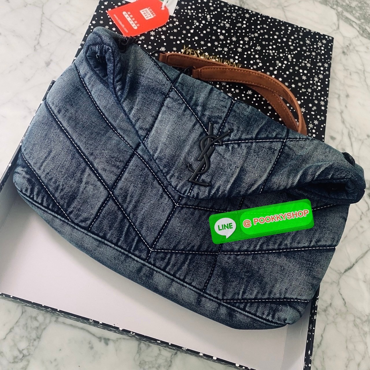 YSL Puffer denim shoulder bag กระเป๋าสะพายเดนิมฟอก สวยเท่ห์คลาสสิกลายเชฟล่อนเป็นเอกลักษณ์ รุ่นเดนิมยอดนิยม ทรงสวย ใช้ได้บ่อยไม่มีเบื่อ ดีไซน์เรียบหรู ออกแบบมาให้ใช้งานได้สะดวกด้วยกระดุมแม่เหล็ก พับทรงเข้ารูป ภายในโล่งกว้าง มีช่องซิป สามารถจุของสำคัญได้อย่