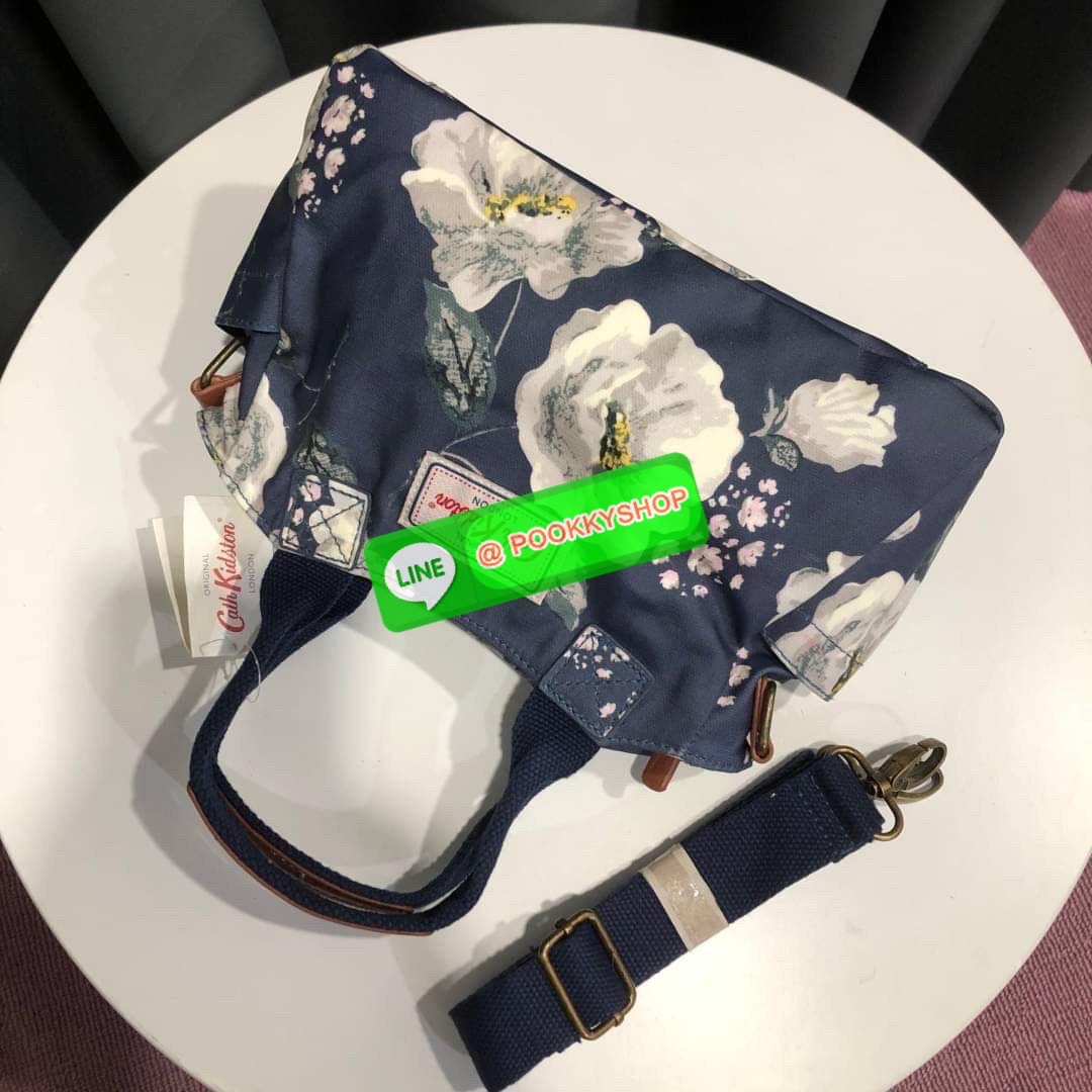 Cath Kidston Mini day Bag กระเป๋าถือหรือสะพายสุดชิค เหมาะสำหรับใช้สะพายในวันทำงานหรือวันสบายๆ เก็บของใช้ระหว่างวันได้เยอะค่ะ เปิด-ปิดด้วยซิป ด้านในมี 1ช่องใหญ่ ช่องซิป 1ช่องและช่องเล็กให้แยกเก็บมือถือของจุกจิก สวยคุ้มมากๆ มีหูจับ มาพร้อมสายสะพายยาวปรับระด