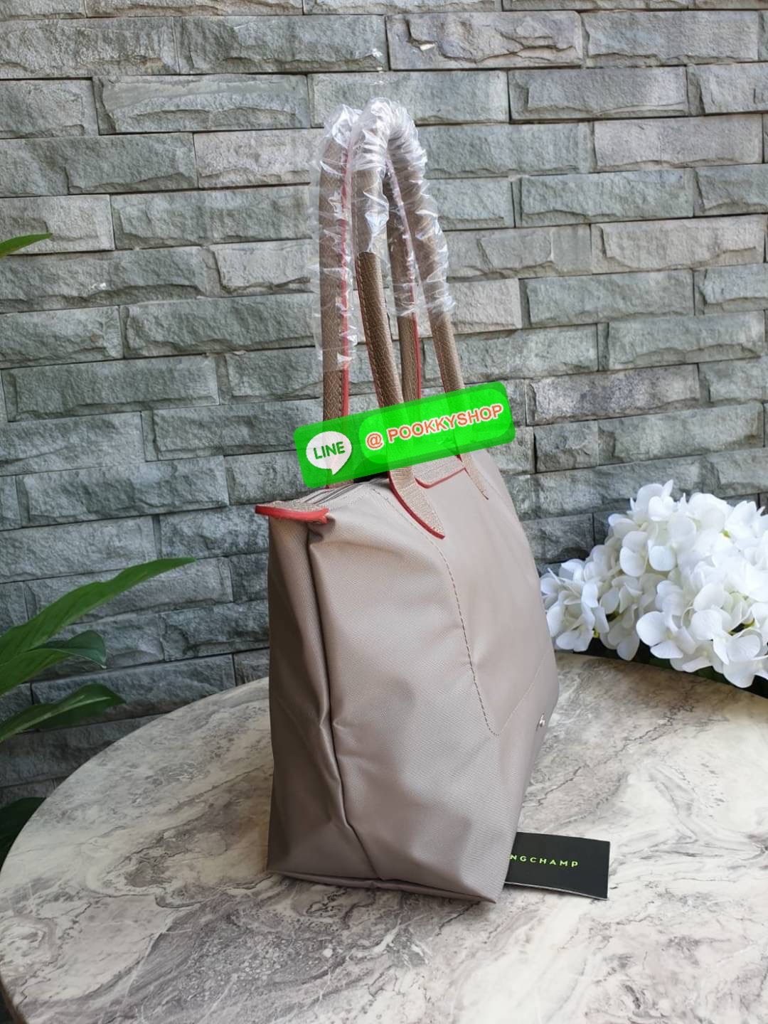 Longchamp Le Pliage Club Tote Bag Size S หูยาว วัสดุเนื้อผ้า Nylon Canvas เคลือบกันนำ้ ตัดด้วยหนังแท้ที่มีน้ำหนักเบา ดีไซน์เรียบง่ายแต่เต็มไปด้วยความคลาสสิก จนเป็นที่ชื่นชอบไปทั่วโลก Longchamp ปรับโฉม LE PLIAGE ด้วยการปักลายรูปม้า-ตราสัญลักษณ์ของแบรนด์บนผ