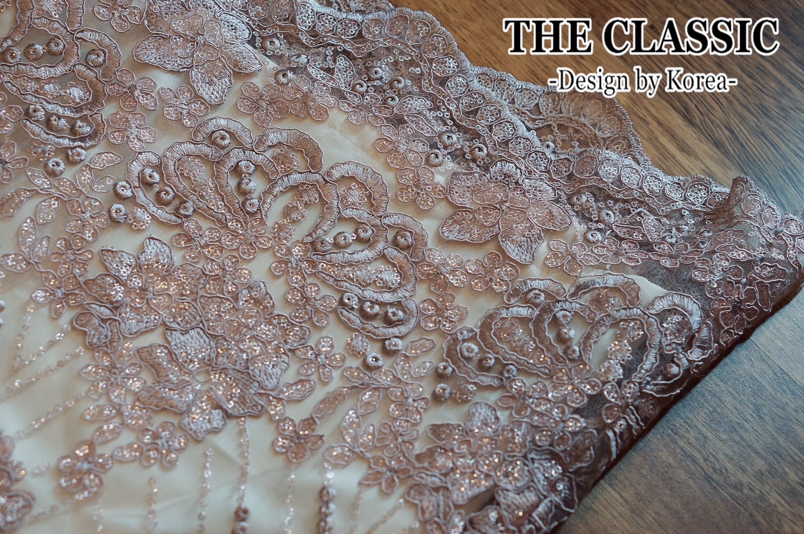 เดรสแฟชั่น ชุดยาวออกงาน ใช้ผ้าเนื้อดีปักลวยลายด้วยเลื่อมเล็กๆ ประกายเพชรระเอียดยิบทั้งตัว