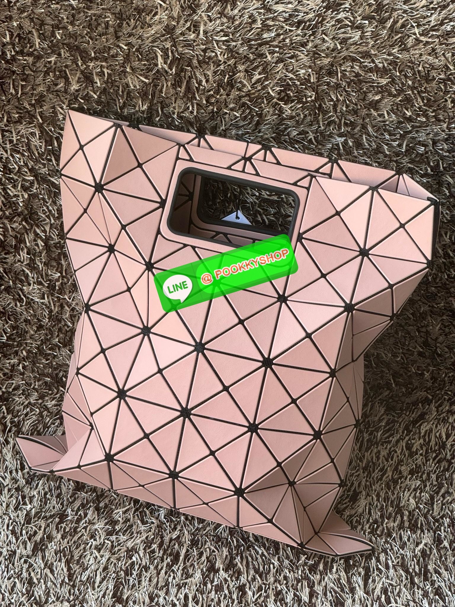 Baobao Issey Miyake large Bocca matte-finish tote bag BOCCA MATTE เป็นกระเป๋าถือรูปแบบใหม่ที่มีด้ามจับด้านในที่ช่วยให้กระเป๋าวางอยู่บนแขนหรือข้อมือได้อย่างนุ่มนวล เป็นกระเป๋าถือขนาดใหญ่นี้มีกระเป๋าด้านในพร้อมซิปที่ช่วยให้จัดเก็บได้อย่างปลอดภัย สามารถใส่แล