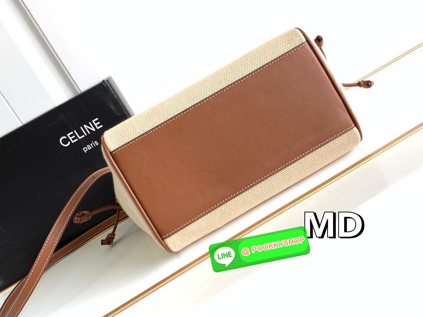 CELINE Small Cabas Drawstring Cuir Triomphe / CELINE TOTE BAG กระเป๋าทรงโท้ทน่ารักน่าใช้ ตัวกระเป๋าหนังนุ่มมาก ปากกระเป๋าเป็นหูรูดดึงปรับทรงได้สองแบบสองสไตล์ ด้านในเปิดปิดด้วยกระดุม ภายในโล่งกว้างจุของได้คุ้มๆ มาพร้อมสายสะพายยาวถอดและปรับได้ แมทช์กับเสื้อ