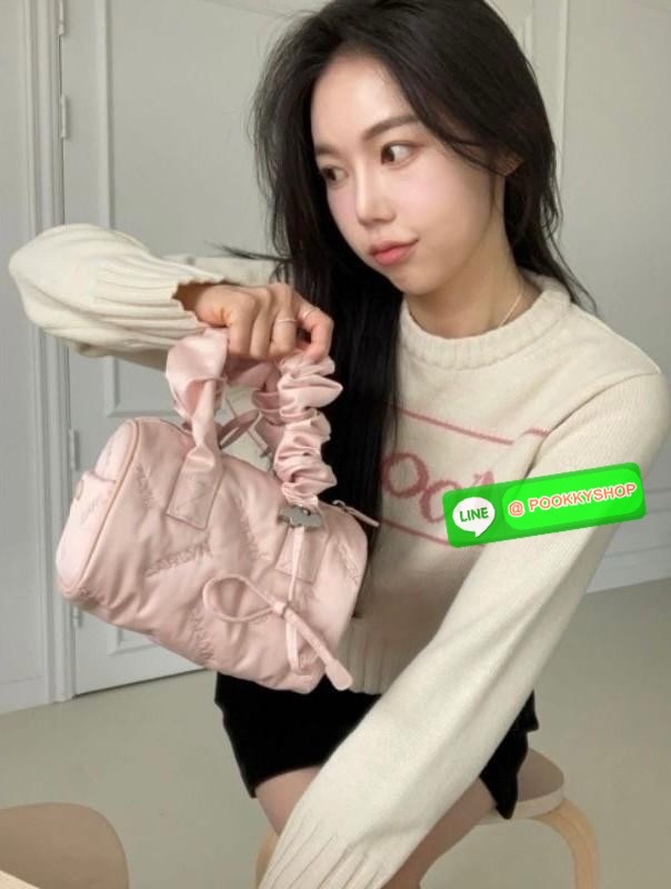 NEW ARRIVAL! น้องใหม่ล่าสุด มีความน่ารักไม่ไหวค่าสาวๆ CARLYN TIA MINI BAG พร้อมส่ง! สุดคิ้วท์ไปกับน้องสไตล์สายเกากันค่า ด้วยดีไซด์ใหม่ วัสดุไนล่อนอย่างดี ปักลายแบรนด์ทั้งใบสวยงาม