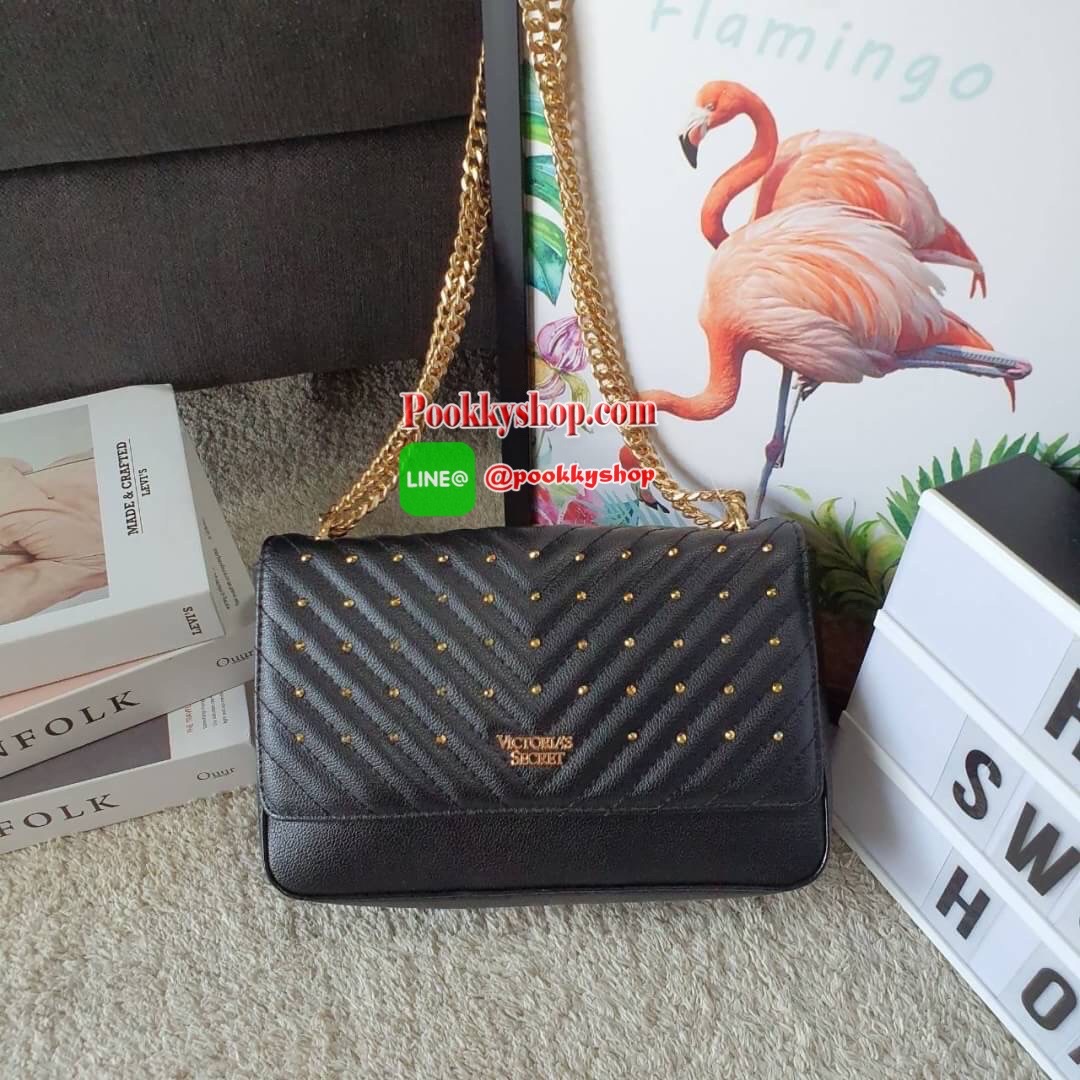 NEW ARRIVAL 2019 !! VICTORIA SECRET CROSSBODY BAG แบรนด์ดังจากอเมริกาสุดฮิตของวัยรุ่น กระเป๋าสะพาย หนังสังเคราะห์นิ่มอยู่ทรง อะไหล่ทอง ด้านหน้าประดับชื่อโลโก้แบรนด์ ขนาดน่ารักกำลังดี เปิดปิดด้วยฝากระดุมแม่เหล็ก ภายในบุลายปั้มแบรนด์ มีช่องเล็กใส่ของจุกจิก