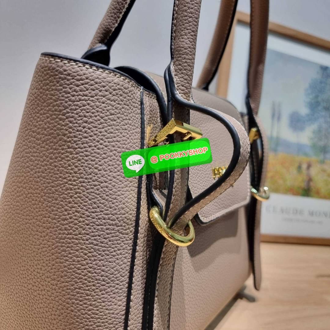 Hot item Prada leather bag กระเป๋าถือ/สะพายล่าสุด จากเคาน์เตอร์ dutyfree ที่ดีไซน์เรียบหรู หนังวัวฟอกสี สวยคมชัด เต็มไปด้วยดีเทลน่าใช้ สายคล้องไหล่ที่สามารถถอดออกได้ เพื่อใช้สายยาวสะพายข้างเส้นเดียว หรือจะใส่ไว้ทั้งคู่ก็อัพเกรดลุคดูแพงได้ ปากกระเป๋ามีฝากร