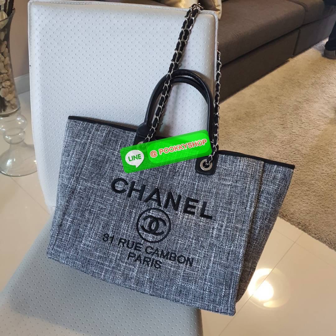 กลับมาพร้อมส่งอีกครั้ง!! รอบนี้มีมาให้เลือก8สี เลยค่ะ กับรุ่นที่สาวๆรอคอย CHANEL CANVAS TOTE BAG จากงานพรีเมี่ยม VIP GIFT รุ่นดังเลยค้า SIZE ใหญ่อลัง ตัวกระเป๋าเป็นผ้า CANVAS เนื้อดีสมราคา อะไหล่เงินปั้มแบรนด์แท้ทั้งใบ ด้านหน้าปัก logo แบรนด์สุดหรู จุของไ