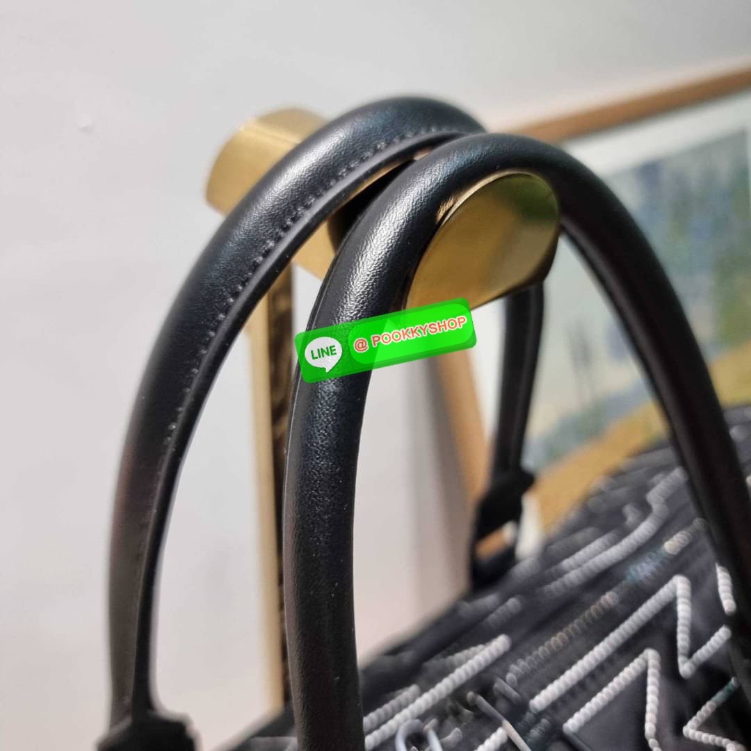 NEW IN LV KEEPALL SNOW BAG ใหม่ล่าสุดกับเวอร์ชั่นใหม่ สไตล์สปอร์ต กระเป๋าเดินทางสุดคลาสสิค ทึ่ใครๆก็เฝ้ารอ ไอเท็มที่จะทำให้การเดินทางไม่ธรรมดาอีกต่อไป ด้วยดีเทลความเป็นเอกลักษณ์ เรียบแต่หรู ดีไซน์ลายปักความเป็นเอกลักษณ์ผสาน ลวดลายโมโนแกรมฟลาวเวอร์ ลงบนผ้า