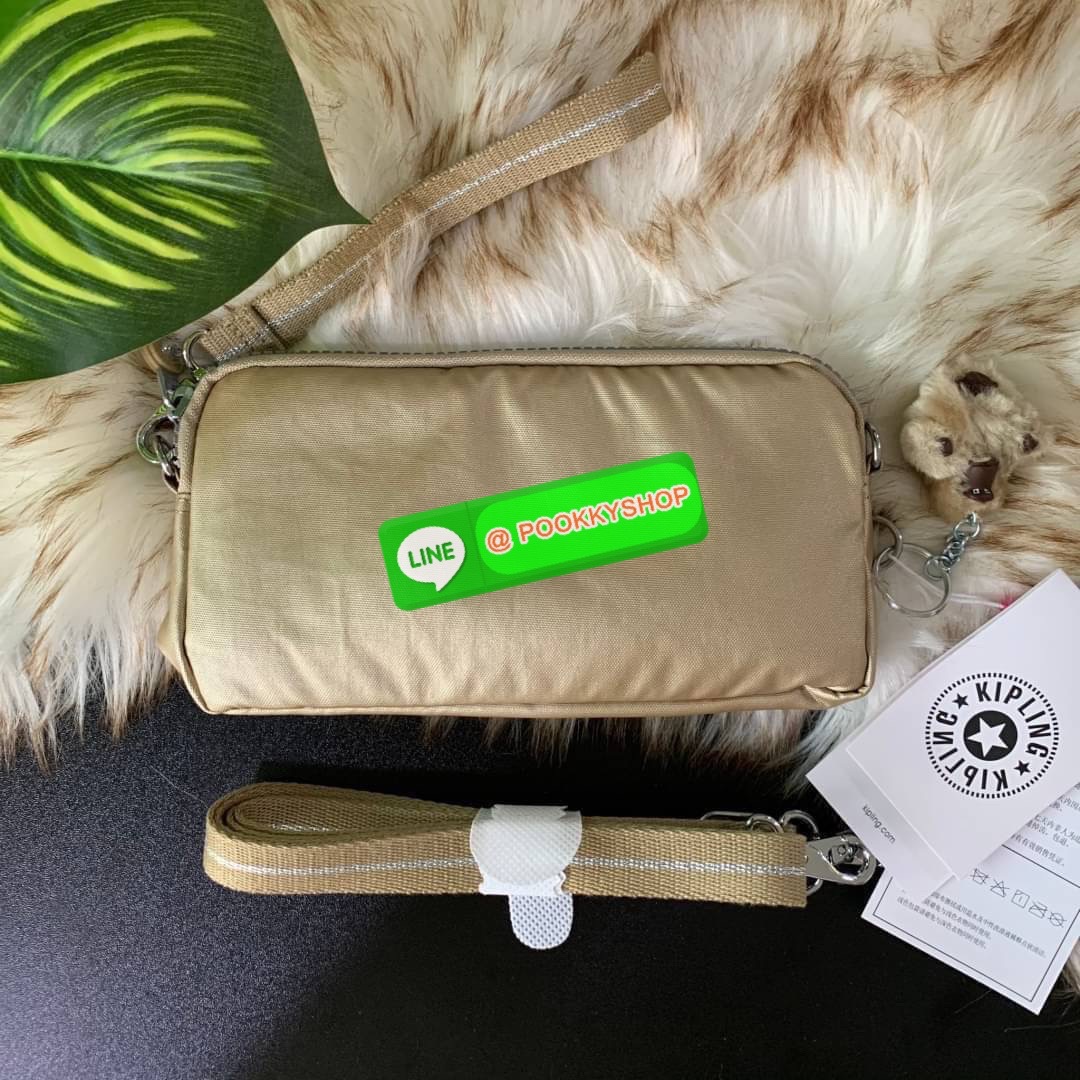 KIPLING 3 Monkey program Seoul up clutch & sling bag กระเป๋าคล้องมือ หรือ สะพายข้าง ขนาดเล็ก วัสดุ Nylon & Polyester 100% ใช้งานได้ 2 รูปแบบ มีสายสลับเปลี่ยนได้ทั้งแบบคล้องมือหรือสะพายข้าง เปิด-ปิดด้วยซิป ช่องหลักโล่ง มีช่องใส่บัตรด้านข้าง 6 ช่อง และช่องด