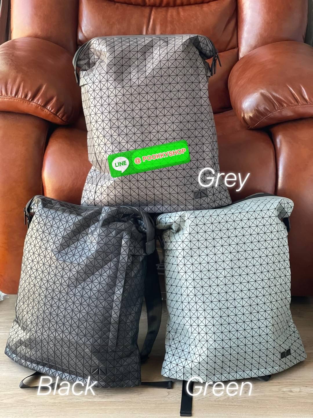 BAO BAO ISSEY MIYAKE LARGE BACKPACK ผู้ที่มักใช้งานกระเป๋าเป้ในชีวิตประจำวัน ส่วนมากจะอยู่ในวัยนักเรียน-นักศึกษาหรือวัยทำงาน ซึ่งรุ่นนี้ตอบโจทย์การใช้งานได้เป็นอย่างดี เป็นเป้ที่มีช่องสำหรับใส่สัมภาระประมาณหนึ่ง เพื่อให้สามารถจัดเก็บสิ่งของได้อย่างเป็นระเ