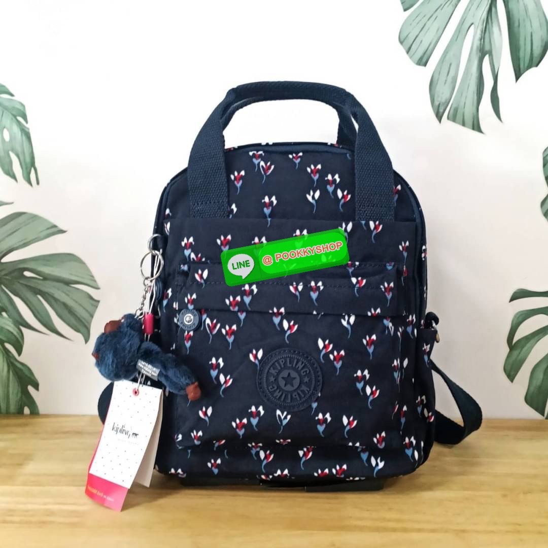 KIPLING 3 WAYS MINI BACKPACK ซับในลายตาราง กระเป๋าสะพาย 3 Ways รุ่นใหม่ วัสดุ Nylon & Polyester 100% หูหิ้วหนังปั๊มชื่อแบรนด์ สายสะพายยาวเลื่อนปรับได้ free size และ สามารถถอดได้ สามารถถือหรือสะพายได้ จะสะพายไหล่ สะพายเฉียง Crossbody หรือจะคล้องสายเป็นเป้ส