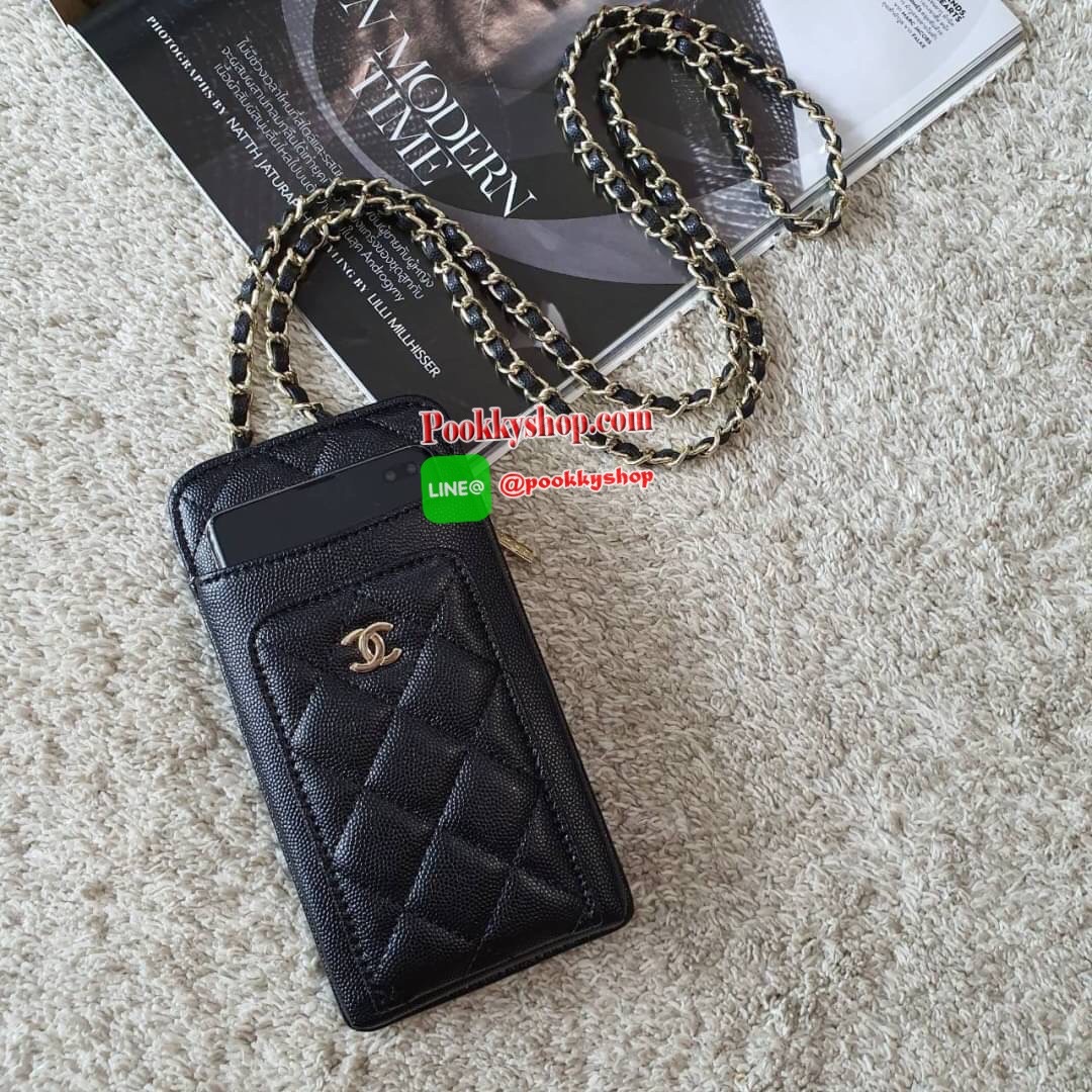 NEW ARRIVAL!! CHANEL VIP GIFT WOC BAG กระเป๋าสตางค์คล้องคอ/ Crossbody ที่กำลังมาแรงมาในตอนนี้ ตัวกระเป๋าเป็นกระเป๋าสตางค์หนังพียูลาย CAVIER อะไหล่ทองทั้งใบ ด้านหน้าใส่ iphone+ ได้ เปิดปิดด้วยกระดุมแม่เหล็ก สามารถใส่บัตรได้อีก4ใบด้านใน พลิกมาด้านหลังมีช่อง