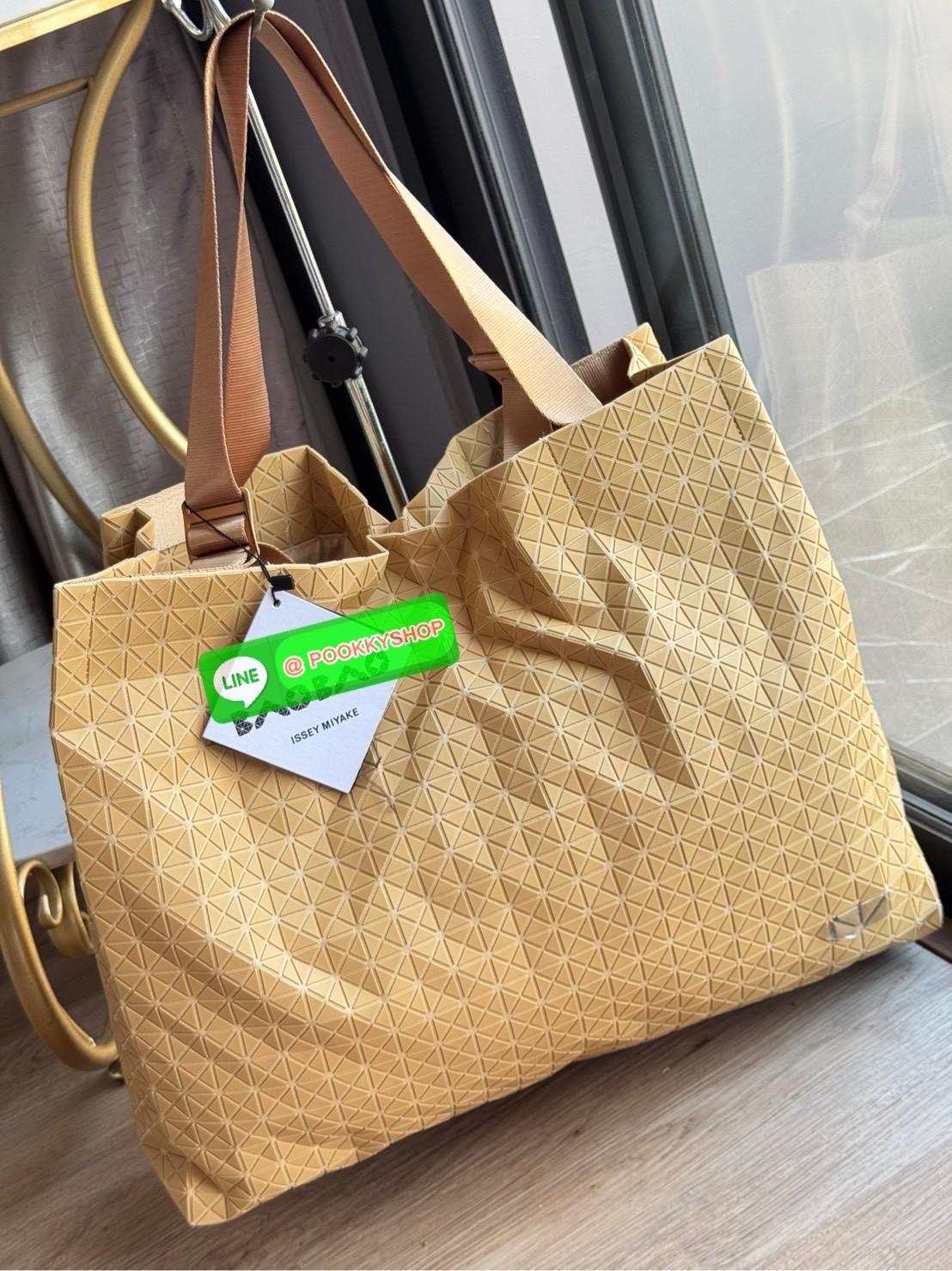 Baobao Issey Miyake Cart geometric L tote bag รูปทรงที่สร้างขึ้นโดยบังเอิญ' เสื้อผ้าที่มีโครงสร้างและได้รับการออกแบบทางวิศวกรรมอันเป็นเอกลักษณ์ของแบรนด์ ส่งต่อไปยังเครื่องประดับที่น่าประทับใจและไร้กาลเวลาเหล่านี้ กระเป๋าโท้ต Cart ประดิษฐ์ขึ้นจากการตั