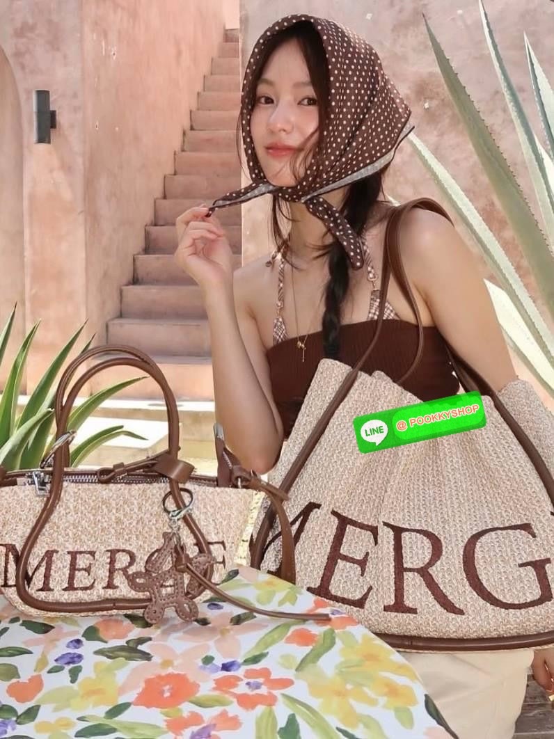 Merge A Day Bag SAND DUNE กระเป๋าทรงโท้ท พกไปทะเลก็ปัง ใช้ในเมืองก็สวยเกินต้านสานแน่น ทน แข็งแรง ไม่บอบบาง สามารถปรับได้สองรูปทรงด้านนายมีกระเป๋าหูรูดสามารถถอดออกได้ คุมโทนคาเฟ่-ทะเล สะพายถ่ายรูปมุมไหนก็เริ่ด ด้านในกว้าง จุเยอะ ใส่ของเที่ยววันหยุดสบาย ๆ