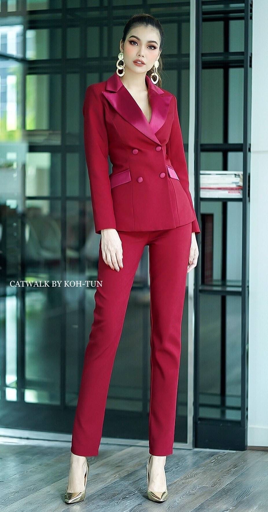 เรียบหรู ดูเท่ห์แบบมีสไตล์มากกับเซตBLAZERแต่งปกเลื่อม+กางเกงขายาวทรงสวย เนื้อผ้าเกรดเอ ตัวBLAZER เป็นทรงเข้ารูปสวย เพิ่มความหรูด้วยการแต่งปกและฝากระเป๋าด้วยผ้าเครปกึ่งเงาสีโทนเดียวกับตัวชุด ด้านหน้าแต่งกระดุมปั้ม 4 จุด มาคู่กับกางเกงขายาวทรงขากระบอกเล็ก ท