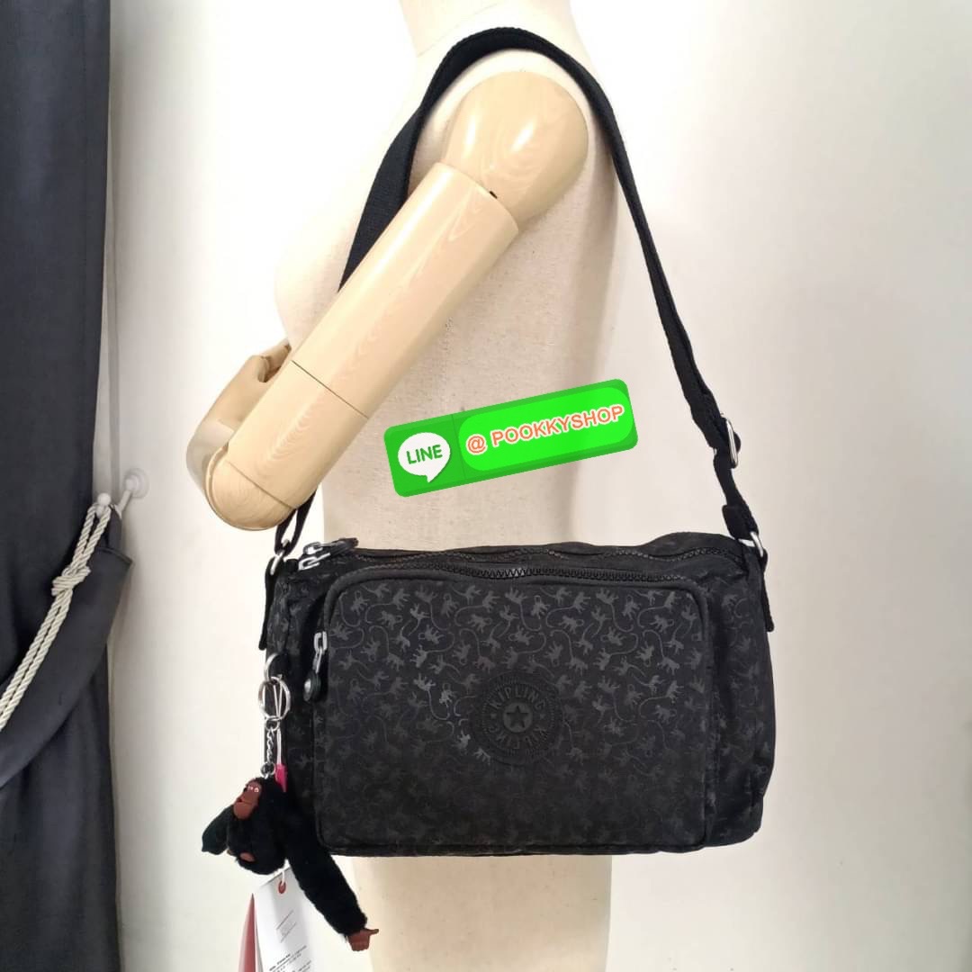 KIPLING RETH CROSSBODY BAG ซับในตาราง วัสดุ Nylon+polyester กระเป๋าสะพายข้างหรือ สะพาย Crossbody ได้ ช่องหน้าเปิด-ปิด ด้วยซิป พร้อมช่องแยกบ่อยด้านข้าง ช่องหลัก 2 ช่อง ด้านในโล่งกว้าง สามารถจุสัมภาระได้เยอะ พร้อมช่องซิปหลัง สายสะพายปรับระดับสั้น-ยาว ได้ fr