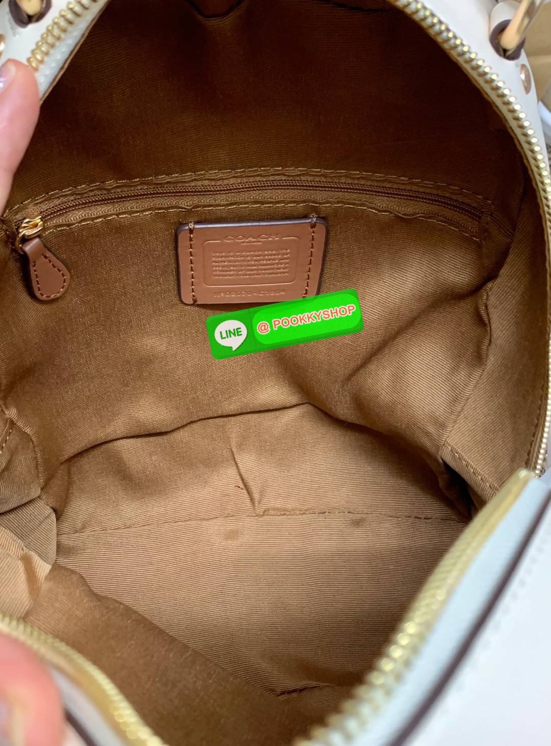 NEW IN! COACH JORDYN BACKPACK ((C1804//3011)) ไม่มียังไงไหว ต้องบอกว่าน้องสวยมากๆค่า! กระเป๋าสะพายหลังแบบมีหูหิ้ว หนังแแท้สวยค่ะ ❤️ทั้งใบปริ้นลายดอกไม้ สวยเด่ด สะดุดตาเลยทีเดียวค่ะ ด้านหน้ามีช่องซิปใส่มือถือหรือของจุกจิกลงไปได้ค่ะ เปิด-ปิดกระเป๋าแบ
