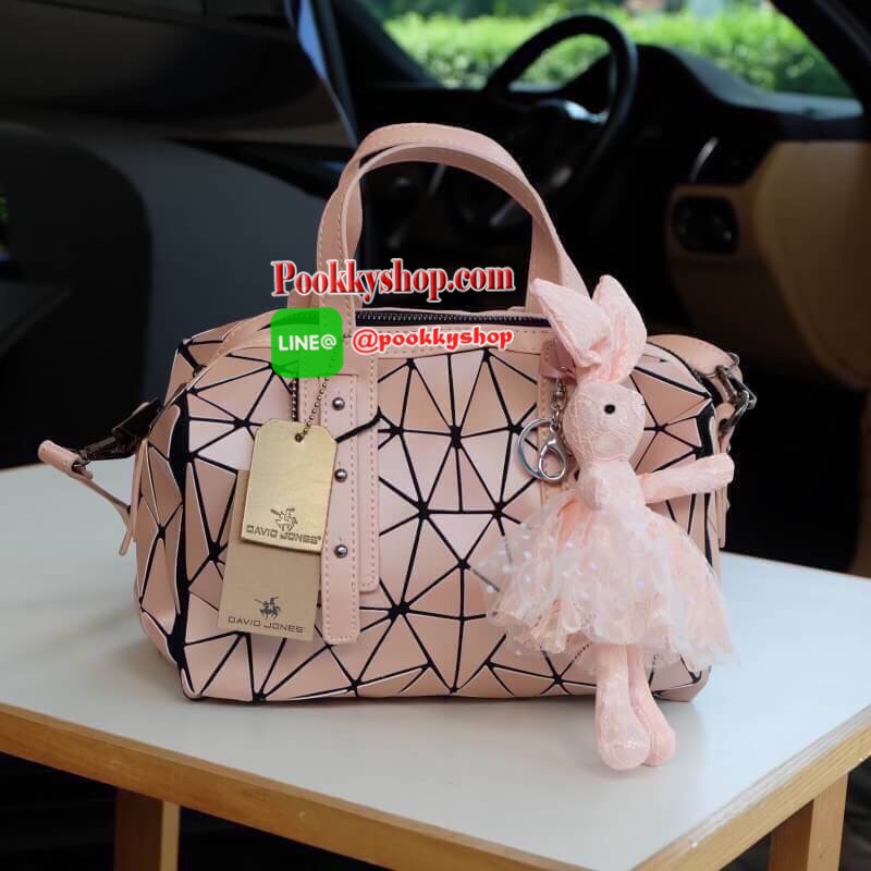 สีเข้าใหม่รุ่น หายากคะ ทรง speedy ขายดี น่ารักมาก 3 สี น่ารักมากรับประกันเลยค่า พร้อมกระต่าย polka dot เข้า set เลิศคะ กระเป๋า จากแบรนด์ David Jones กระเป๋าสะพายข้างดีไซน์เกร๋มาก สีสวยหรูมาก ขนาดกะลังดีเลย น้ำหนักเบามากคะ ภายในมีช่องเก็บของจุกจิกได้ มีถุง