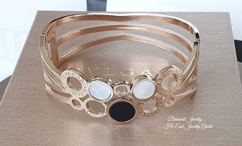 New Arrival !!!!!! BVLGARI Bangle กำไลข้อมือบูการีงาน stainless steel แท้ 100% หน้ามุกและหน้าเซรามิก ตัวเรือนหนา งานสวยมากๆ ดูมีราคามากๆค่ะ สาวกบูการีต้องรีบสอยนะคะ ตัวเรือนพิ้งโกลด์ ตามรูป งานชุบ 18KGP ไม่ลอกไม่ดำค่ะ made in Korea